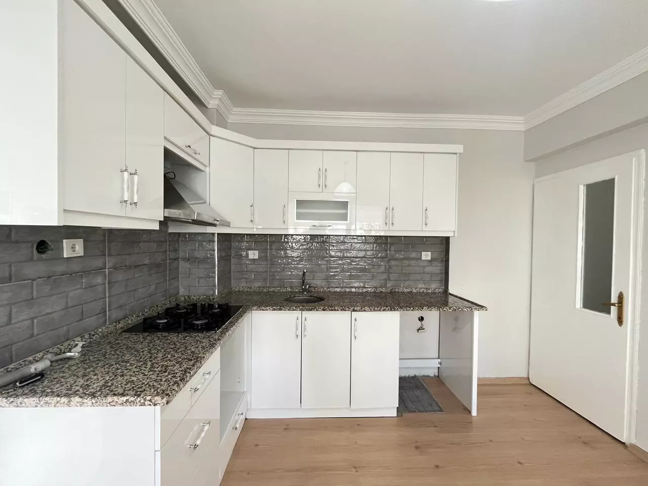 PARLADAN MUHTEŞEM KONUMDA DENİZE KOMŞU FIRSAT 2+1 DAİRE